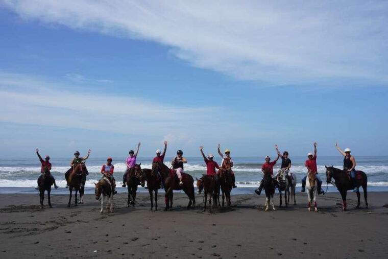 bali-horse-riding-on-pigstone-beach-and-in-the-rice-fields