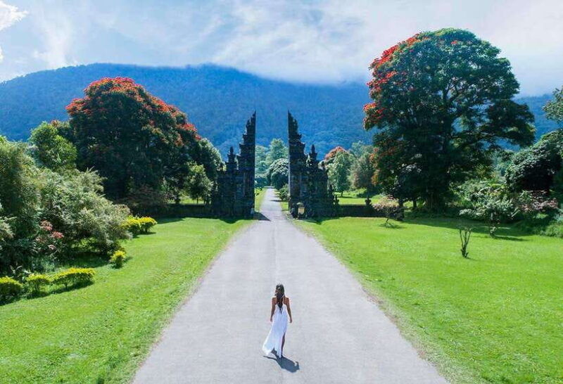 bali-lake-bratan-handara-gate-waterfall-swing-tour