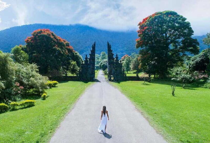 bali-lake-bratan-handara-gate-waterfall-swing-tour
