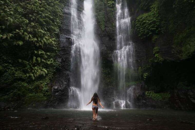 bali-lake-bratan-handara-gate-waterfall-swing-tour