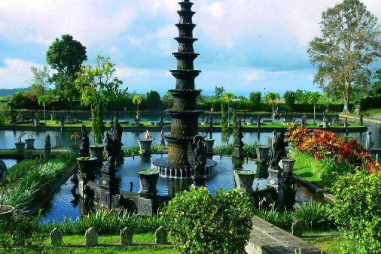 bali-lempuyang-temple-tirta-gangga-taman-ujung-beach
