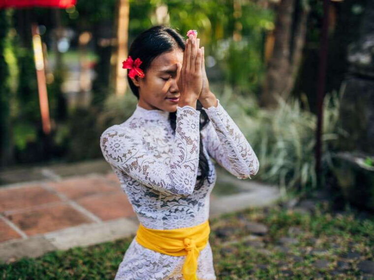 bali-professional-photoshoot-at-pengelipuran-bamboo-forest