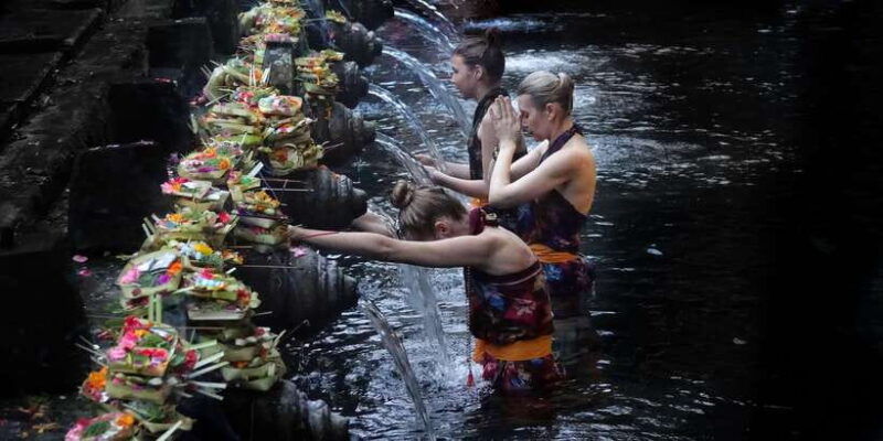 bali-tarot-oracle-reading-and-cleansing-tirta-empul-trip
