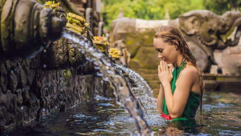 bali-temple-visit-with-palm-reader-purification-ceremony