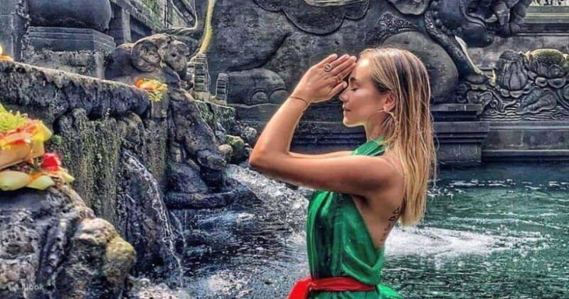 bali-temple-visit-with-palm-reader-purification-ceremony