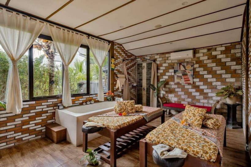 bali-ubud-traditional-balinese-massage-with-flower-bath