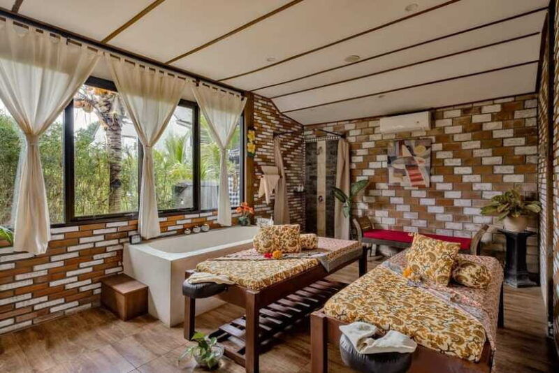 bali-ubud-traditional-balinese-massage-with-flower-bath