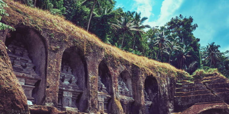 bali-ubud-traditional-balinese-purification