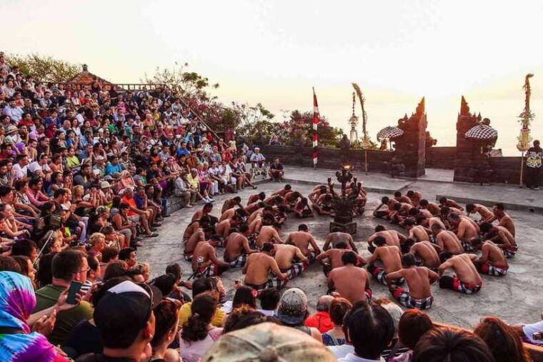 bali-uluwatu-temple-kecak-fire-dance-and-beach-tour
