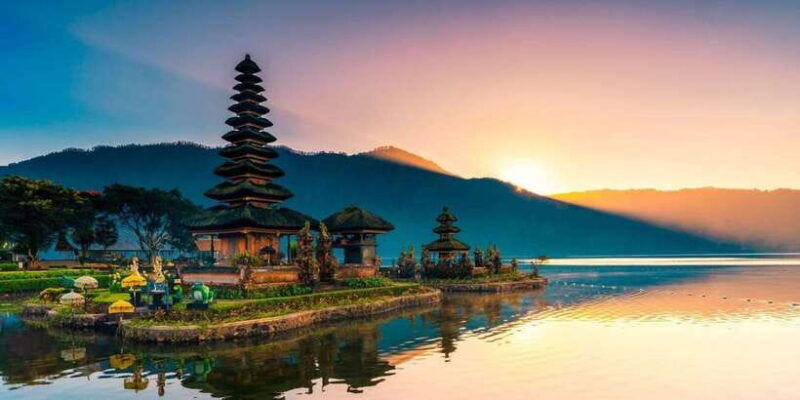 balis-golden-embrace-dazzling-tanah-lot-sunset-expedition