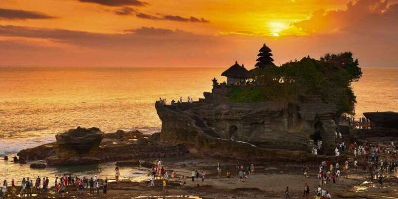 balis-golden-embrace-dazzling-tanah-lot-sunset-expedition