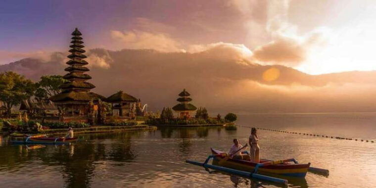 balis-golden-embrace-dazzling-tanah-lot-sunset-expedition