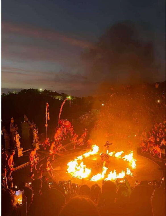 baliuluwatu-temple-and-kecak-fire-dance-all-inclusive