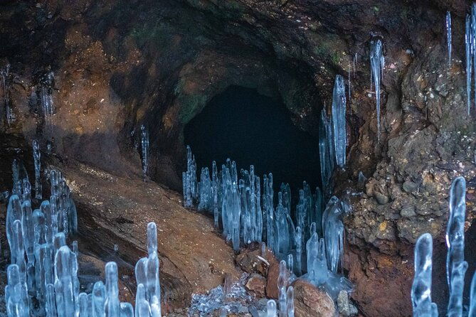 bamboo-ice-cave-snowshoeing-tour-in-noboribetsu
