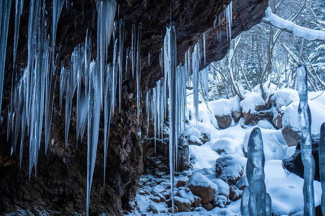 bamboo-ice-cave-snowshoeing-tour-in-noboribetsu