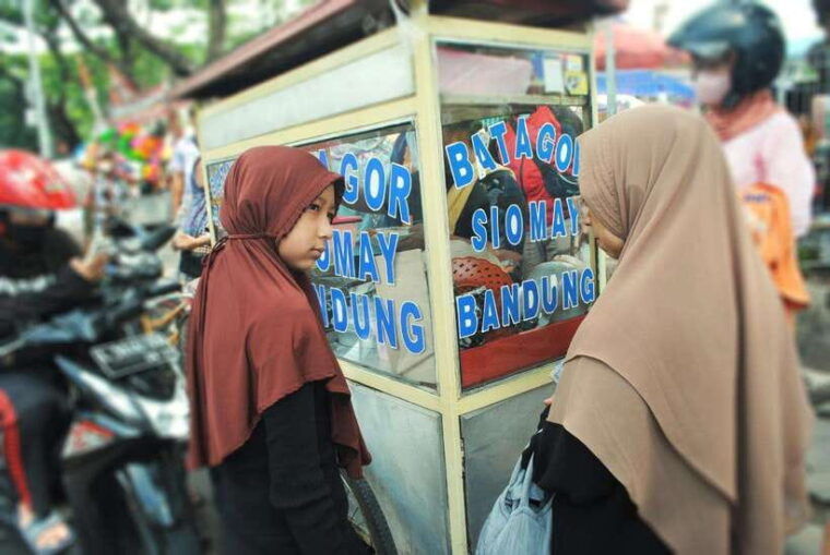 bandung-cultural-walk-riverfront-to-market-streets