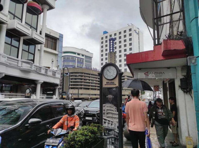 bandung-cultural-walk-riverfront-to-market-streets