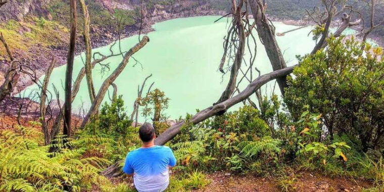 bandungkawah-putihvolcanohotspringmud-bathinglake-tour