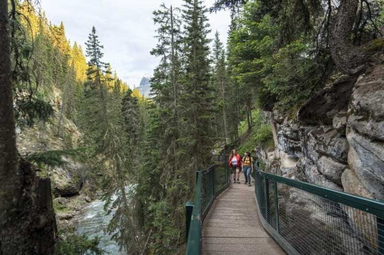 banff-banff-gondola-sulphur-mountain-bow-fall-day-tour