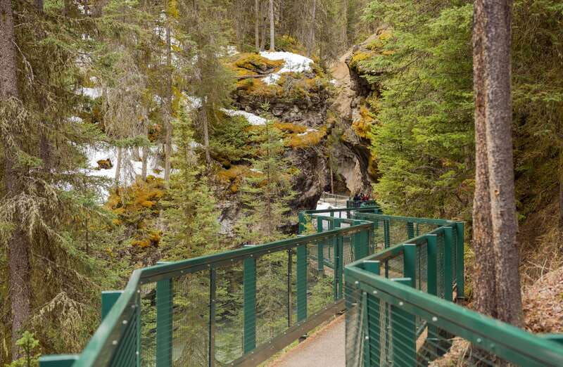 banff-lake-louise-johnston-canyon-vermilion-lake-day-trip
