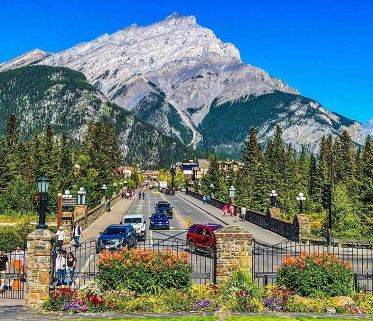 banff-lake-louise-moraine-emerald-johnston-canyon-tour-2