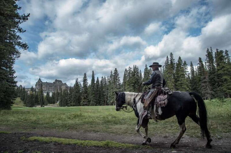 banff-national-park-1-hour-spray-river-horseback-ride