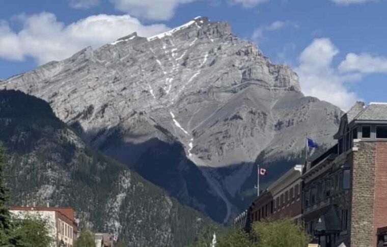 banff-town-guided-town-walking-tour-with-snack