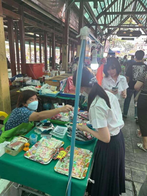 bangkok-bite-sized-food-tour-at-floating-market