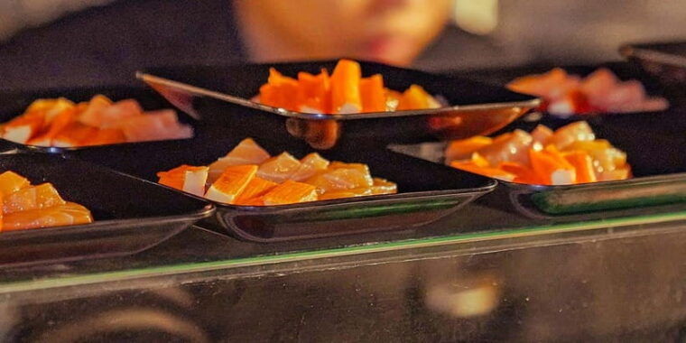 bangkok-carnival-party-dinner-cruise-on-the-chao-phraya