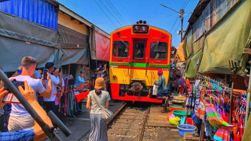 bangkok-damnoen-saduak-and-mae-klong-train-markets