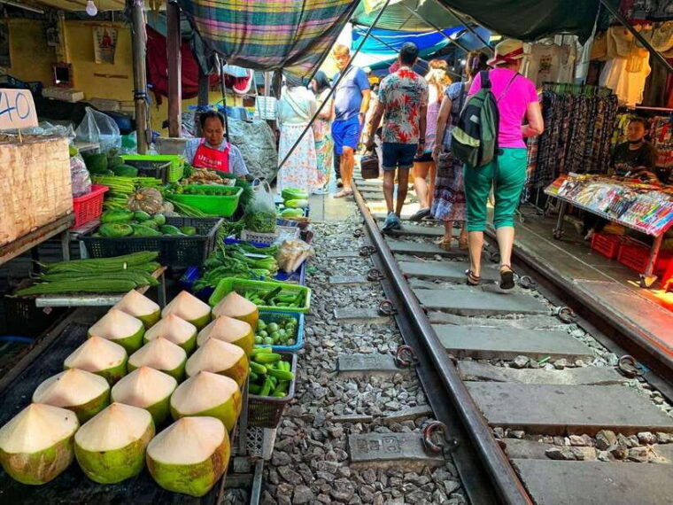 bangkok-damnoen-saduak-and-mae-klong-train-markets