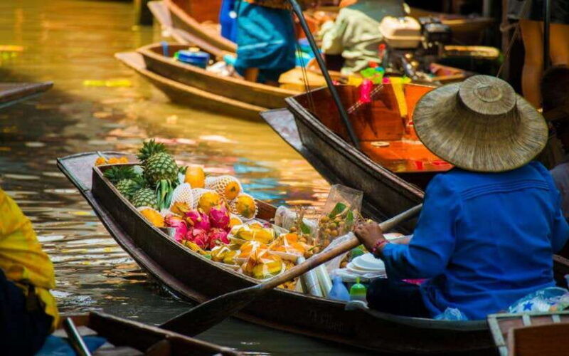 bangkok-damnoen-saduak-and-train-market-with-boat-ride