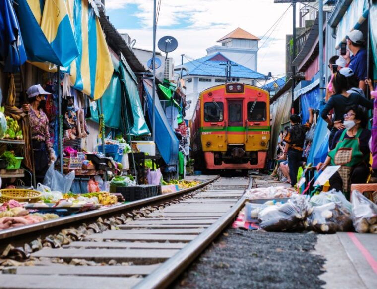 bangkok-damnoen-saduak-floating-market-train-market-tour-2