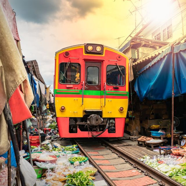 bangkok-damnoen-saduak-floating-market-train-market-tour-2