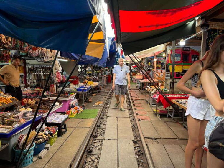 bangkok-damnoen-saduak-floating-market-train-market-tour