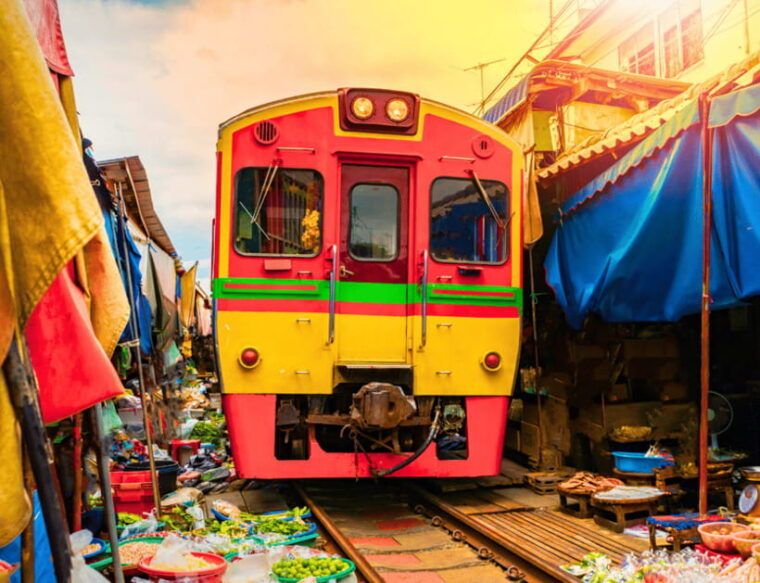 bangkok-damnoen-saduak-floating-train-market-private-tour