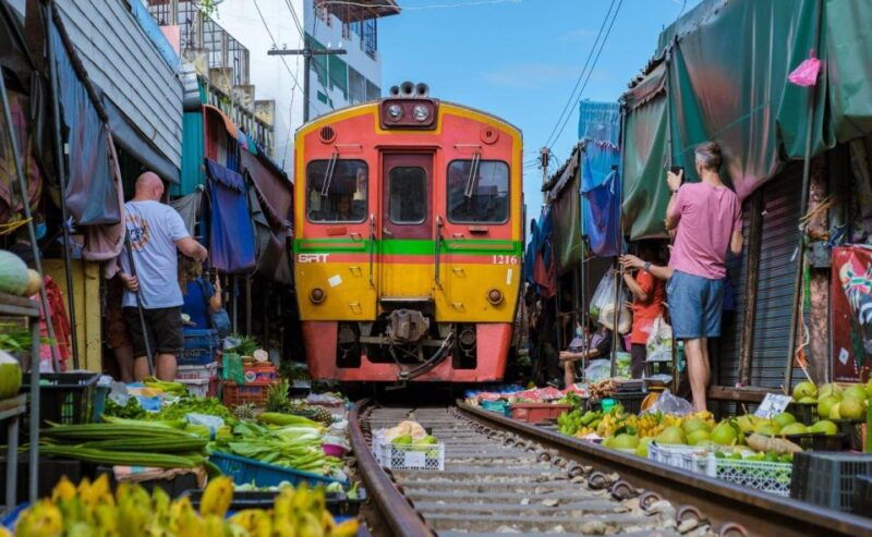 bangkok-damnoen-saduak-train-market-car-excursion