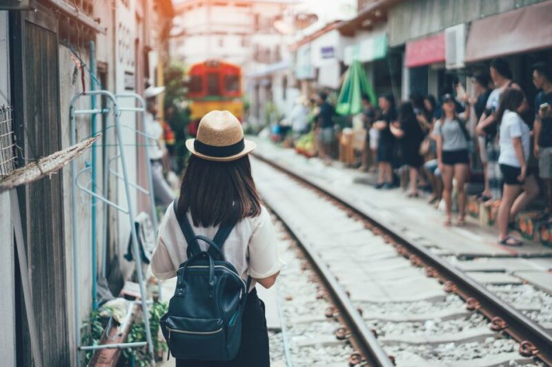 bangkok-damnoen-saduak-train-market-mahanakhon-day-trip