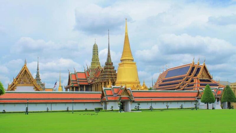 Bangkok: Grand Palace & Wat Pho Private Tour with Guide - Cultural Stories and Local Flavor