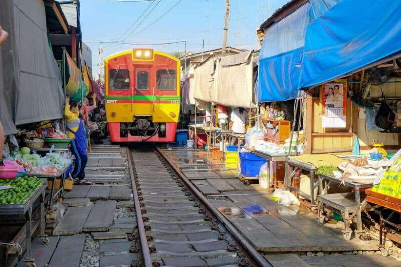 bangkok-join-in-tour-to-train-market-floating-market