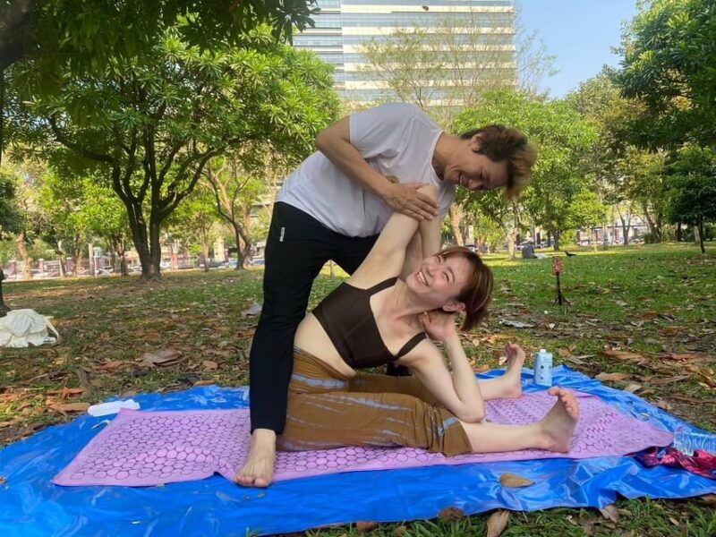 bangkok-lumpini-park-yoga-experience