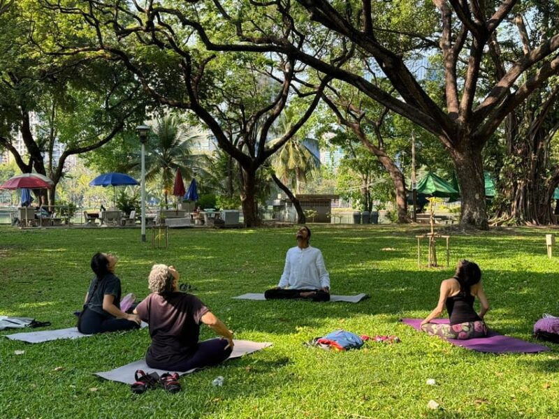 bangkok-lumpini-park-yoga-experience