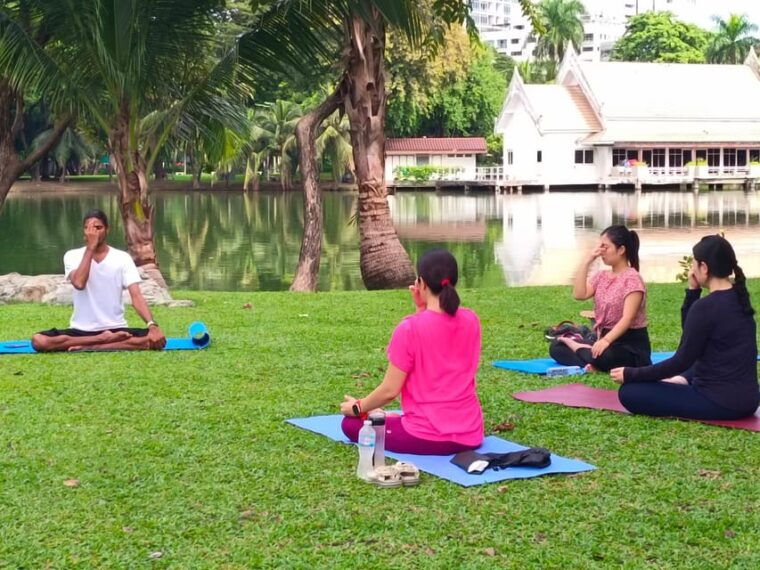 bangkok-lumpini-park-yoga-experience