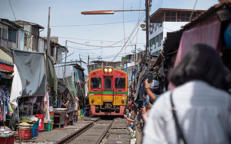 bangkok-maeklong-railway-market-and-amphawa-floating-market