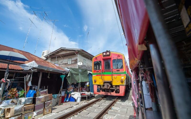 bangkok-maeklong-railway-market-and-amphawa-floating-market