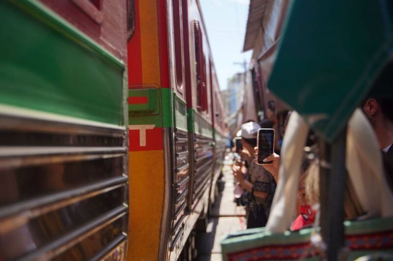 bangkok-maeklong-railway-market-and-floating-market-tour