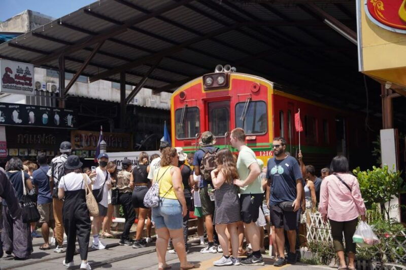 bangkok-maeklong-railway-market-and-floating-market-tour