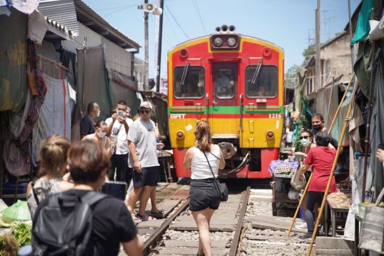 bangkok-maeklong-railway-market-and-floating-market-tour