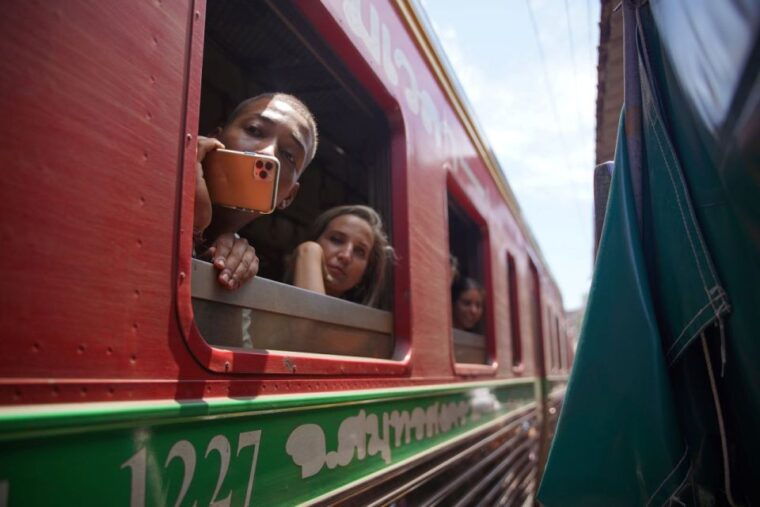 bangkok-maeklong-railway-market-and-floating-market-tour