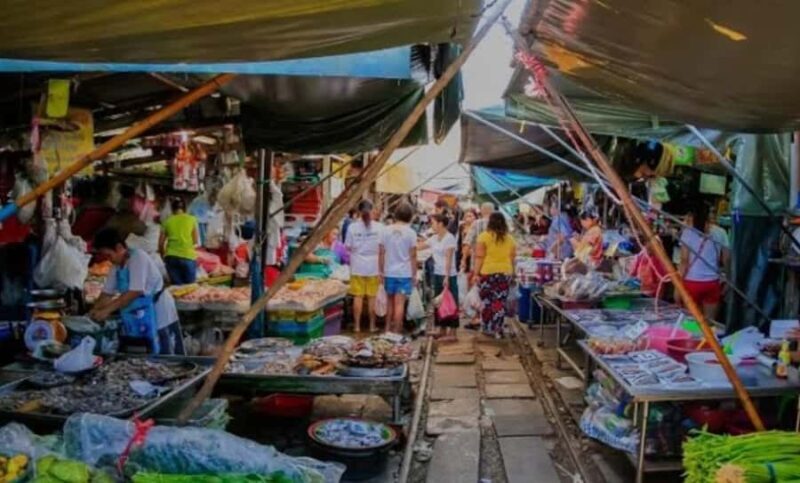 Bangkok: Maeklong Railway Market&Damnoensaduak-private tour - A Flexible, Personal Experience